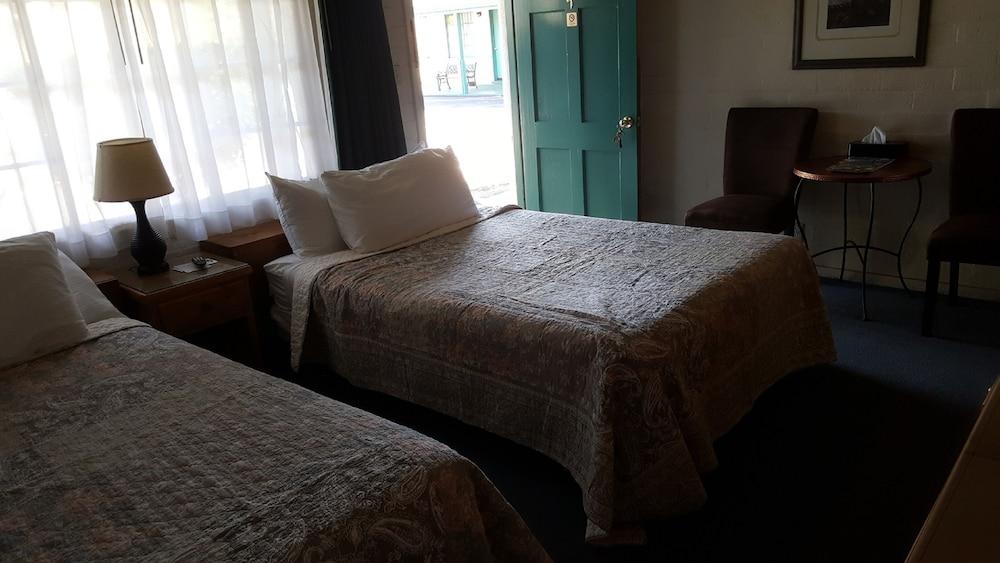 Bishop Village Motel Екстер'єр фото