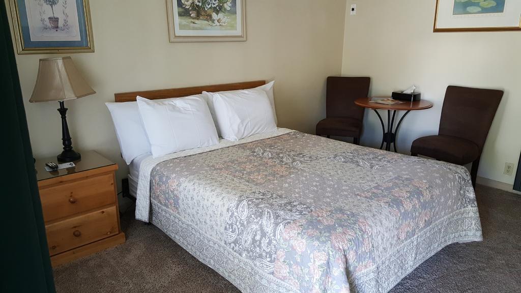 Bishop Village Motel Екстер'єр фото